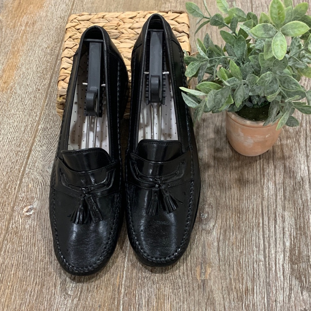 Bostonian Sleek Black Leather Loafers
